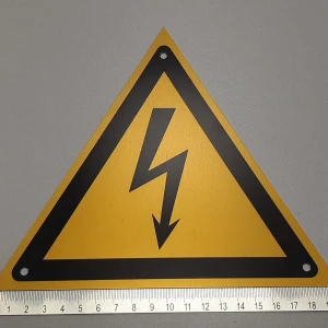 Знаки электробезопасности — Знак безопасности с отверстиями — фото